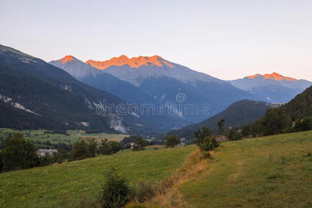 法国阿尔卑斯山，日出时的瓦诺瓦山