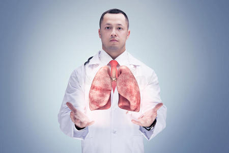 医生用听诊器和肺部在手上高分辨率。