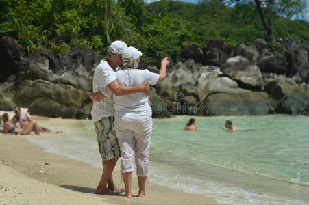 老年夫妇在热带海滩休息