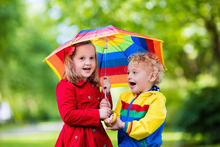 童年 学龄前儿童 雨衣 女孩 花园 自然 朋友 幼儿园 兄弟