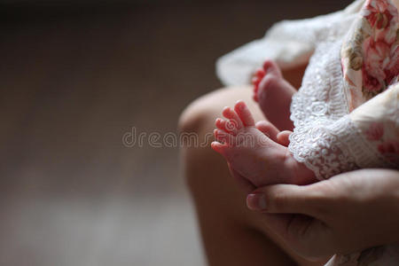 宝宝的脚在妈妈手里