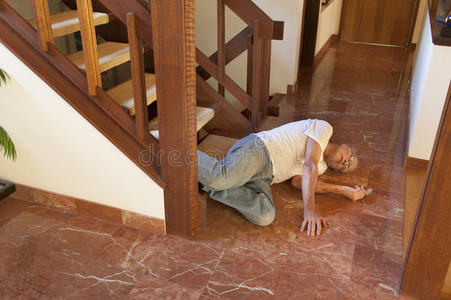 楼梯摔倒图片