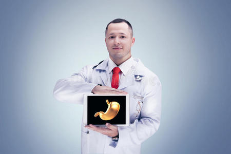 医生拿着金色的人体器官在平板上的灰色背景。 高分辨率。