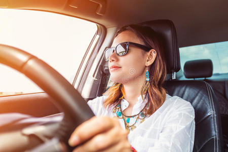 开车的亚洲女人照片