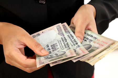 数钱的印度美女商业女人的特写与数钱照片