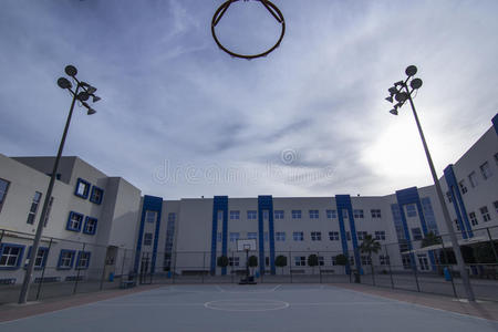 操场 天空 建筑 栅栏 庭院 大学 建筑学 运动 篮球 娱乐