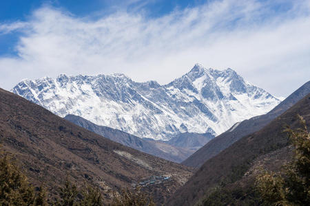 珠穆朗玛峰和呼和浩特山峰