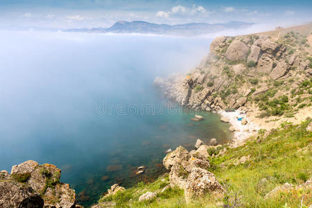 海上的雾状岩石