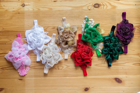 婴儿头巾，花由织物和花边，珠子制成