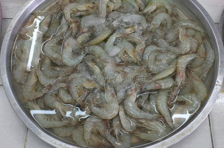 剥虾图片