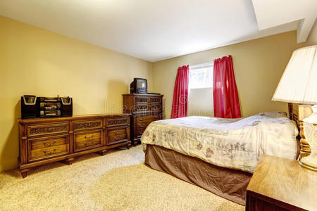 卧室有家具和地毯地板
