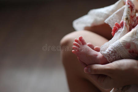 宝宝的脚在妈妈手里