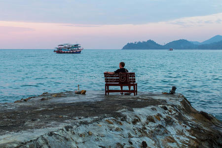 长凳 浪漫 海洋 海滨 旅行 古老的 老年人 男人 日出