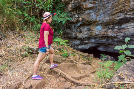 亚洲女旅行者正在步行到普威洞穴