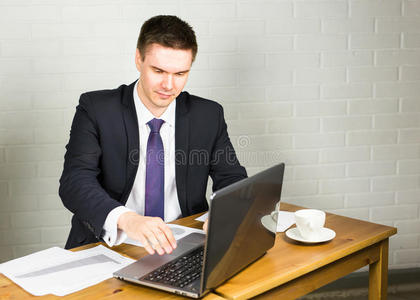 商务人员处理文件和笔记本电脑