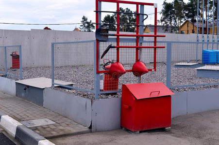 墙上的防火罩. 设置初级灭火设备照片