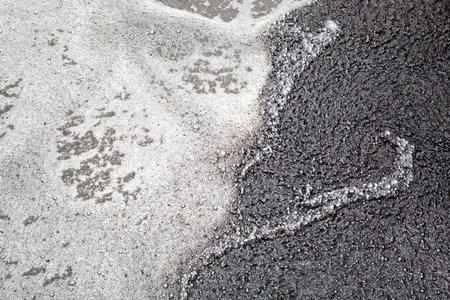 泡沫层废水上的浮沫层和污泥照片