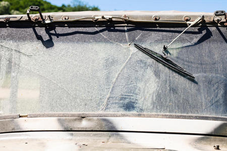 越野车的肮脏和破碎的挡风玻璃