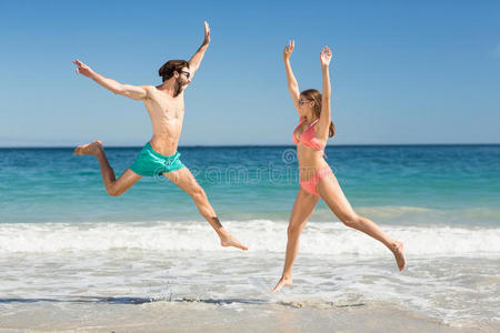 一对夫妇在海滩上跳