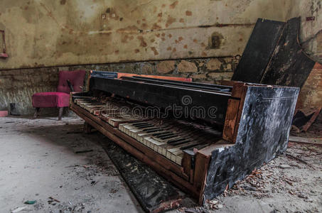 旧钢琴坏了照片