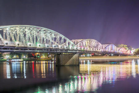 顺化天桥夜景。