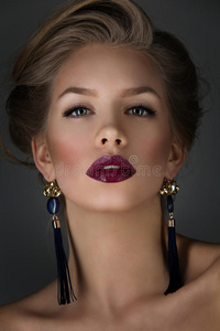 3英语字母表中的第四个字母illustrati向长脖子的女人灵感来自年轻的