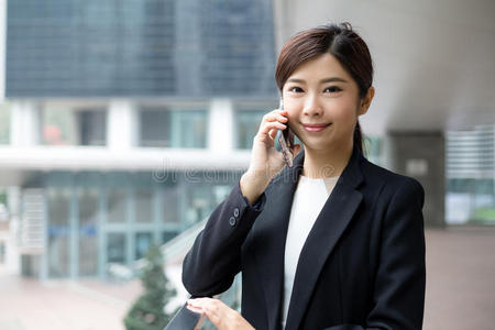 亚洲女商人用手机交谈