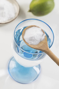 一杯水,柠檬,碳酸氢钠天然溶液照片