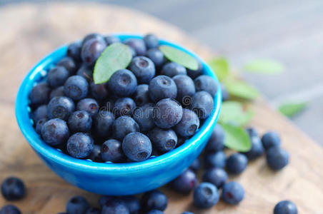 成熟多汁的浆果在蓝色的小盘子里