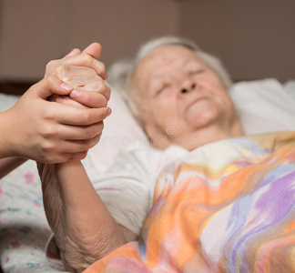 关怀的手牵着老太太的手照片