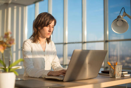 自由职业者在家庭办公室,工作场所打字.照片