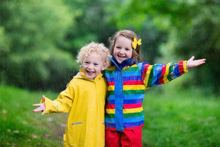 孩子们在雨中玩耍