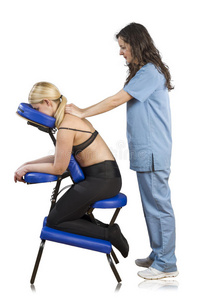 医生，物理治疗师检查她的病人背部和做12月
