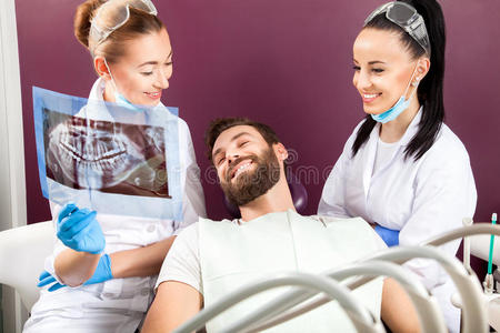 牙医给病人看牙齿的x光片