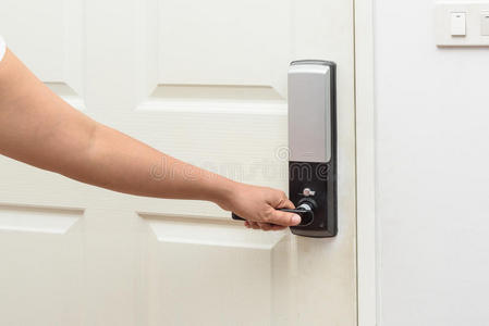门手把用手把门打开照片