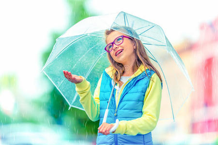 灵感 女孩 童年 外部 雨滴 漂亮的 可爱的 雨衣 秋天