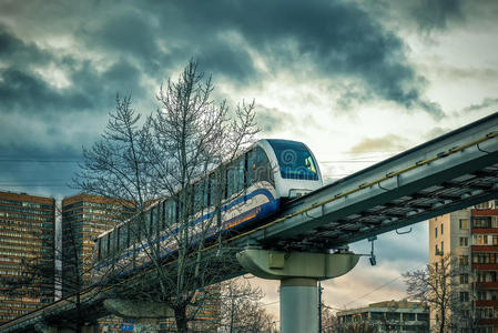 一列单轨火车在莫斯科的街道上方行驶照片