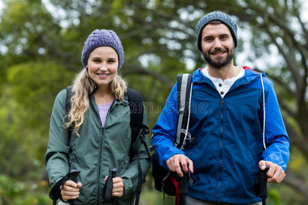 微笑 徒步旅行者 背包 带帽 粘合 帽子 旅行 成人 白种人