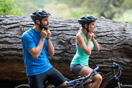 运动夫妇戴着自行车头盔