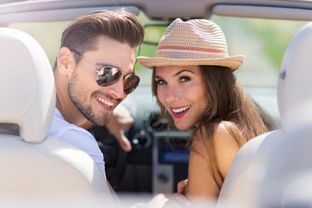 一对夫妇在敞篷车里享受着开车的乐趣照片