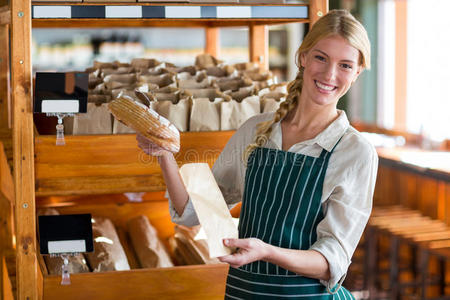 女员工用纸袋包装面包