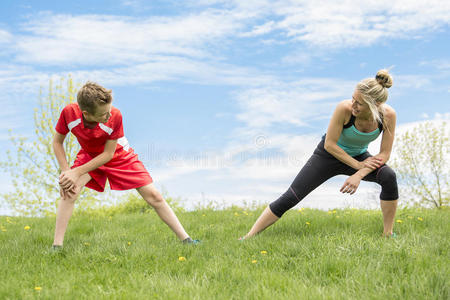 家庭母亲和儿子正在户外跑步或慢跑