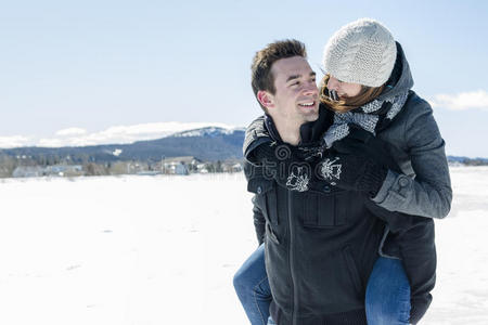 一对夫妇在冬天的雪景在美丽的晴天