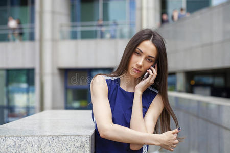 美丽的年轻黑发女人打电话