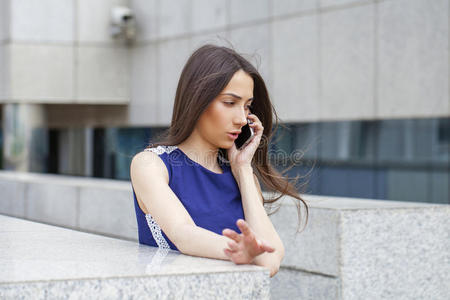 美丽的年轻黑发女人打电话