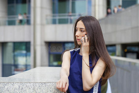 美丽的年轻黑发女人打电话