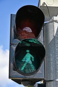道路上的绿色红绿灯