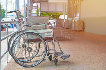 空轮椅停在医院的病人房间里