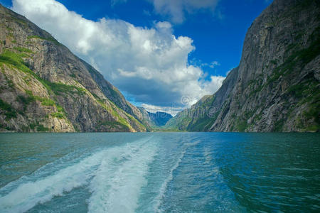 在Lysefjorden乘船旅行