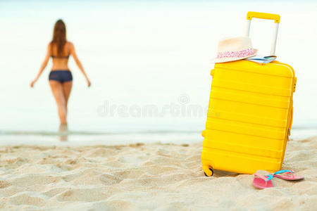 服装 帽子 泳装 美女 旅行 手提箱 放松 自然 海滩 比基尼
